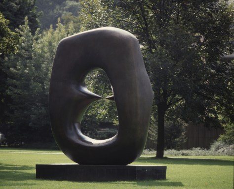 i-ovalo-con-puntos-i-1968-1970-edicion-en-bronce-de-6-1-altura-332-cm-firma-grabada-moore-0-6-fundacion-henry-mo