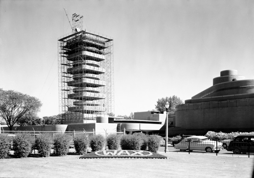 53a25c99c07a80fed50001f9_ad-classics-sc-johnson-wax-research-tower-frank-lloyd-wright_research_tower_-_construction_c-1949