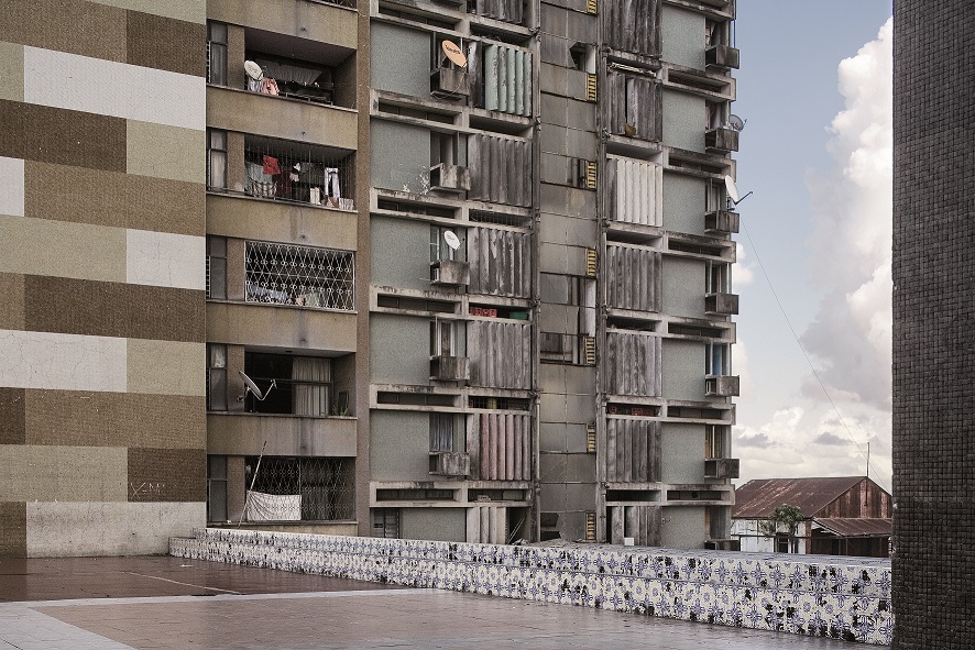 Guy Tillim-Apartment Building-Beira baja